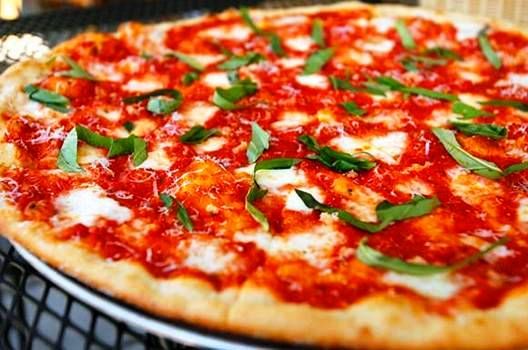 2. พิซซ่า Neapolitan, Italy